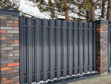 Забор с автоматическими воротами